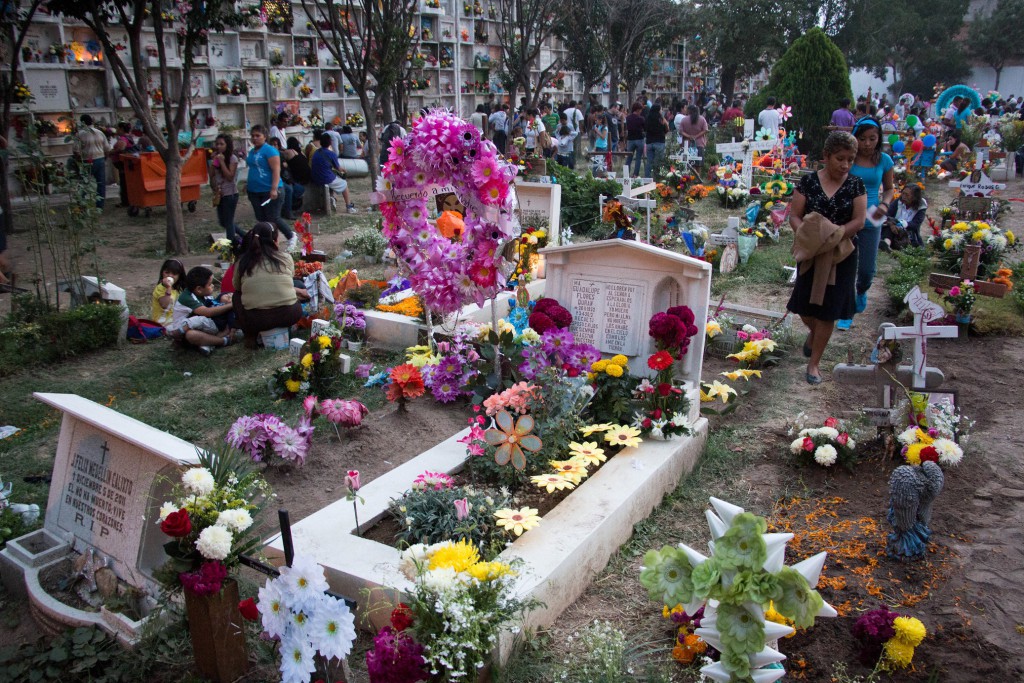 Day_of_the_dead_at_mexican_cemetery_44