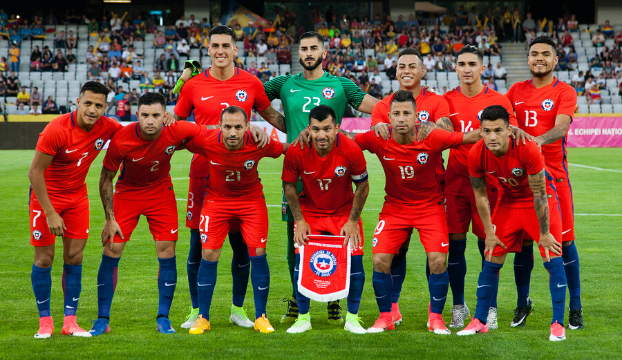 A picture of the Chilean national team posing for a picture before a match.