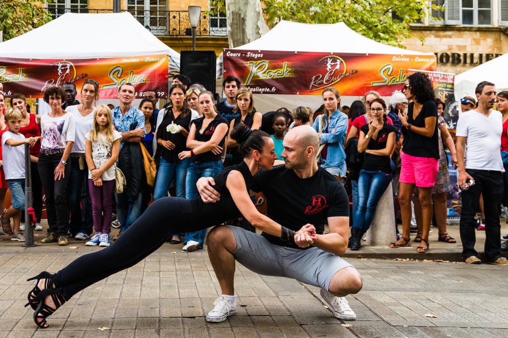 Two tango dancers in the street during the Tango World Cup.